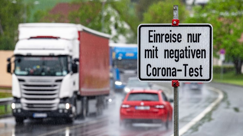 Ein Schild mit der Aufschrift "Einreise nur mit negativen Corona-Test" steht an der deutsch-tschechischen Grenze. 