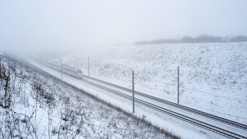 Ein Zug fährt bei Nebel durch eine leicht verschneite Landschaft (Archivbild, 12.01.2026) | Bild: picture alliance / imageBROKER | Liam Cleary Ein Zug fährt bei Nebel durch eine leicht verschneite Landschaft (Archivbild, 12.01.2026)