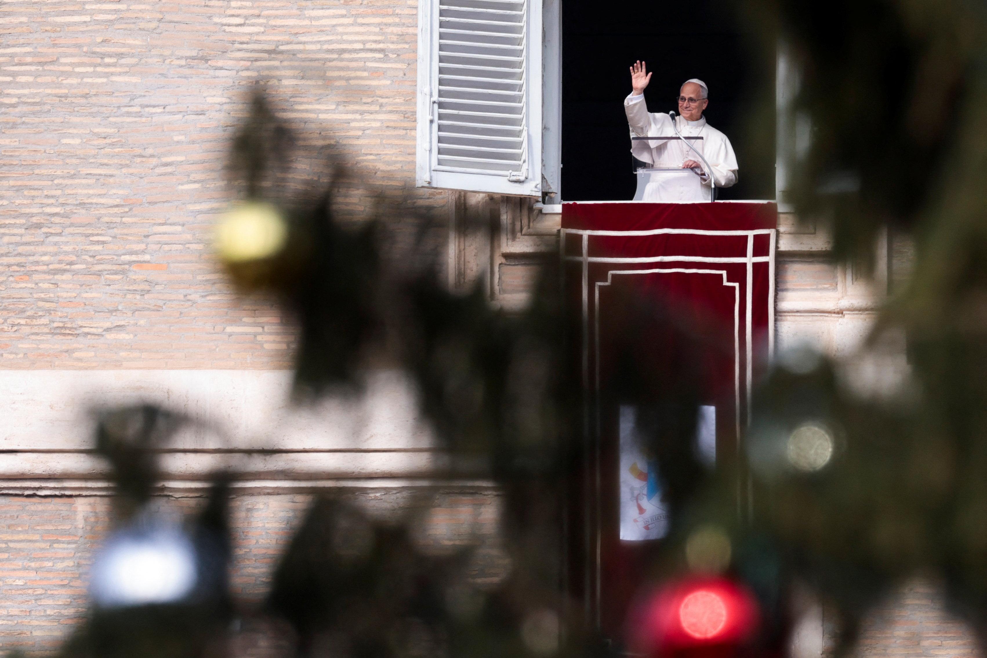 Papst Leo am Fenster des Apostolischen Palastes