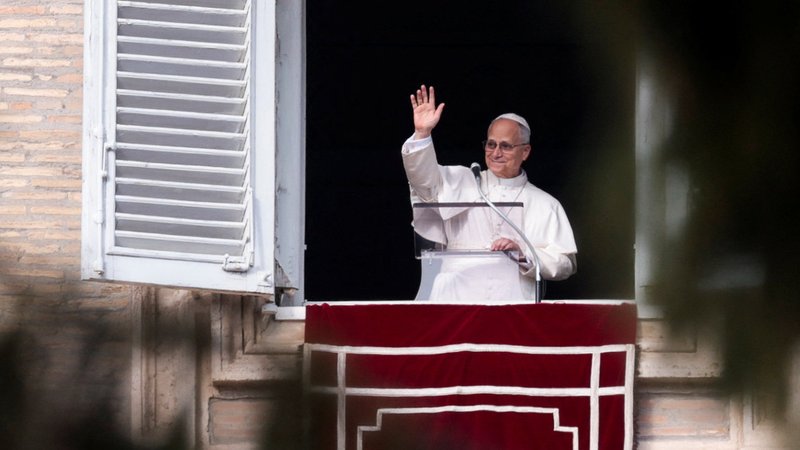 Papst Leo am Fenster des Apostolischen Palastes | Bild: REUTERS/Remo Casilli Papst Leo am Fenster des Apostolischen Palastes