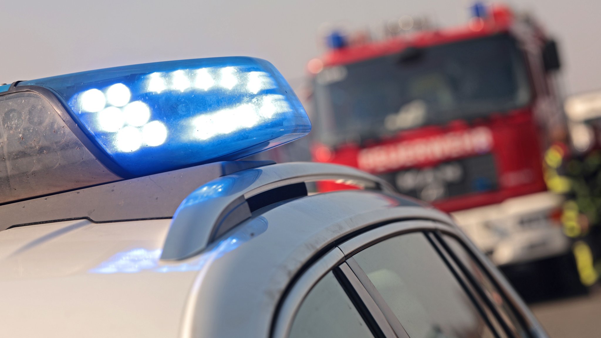 Polizei und Feuerwehr sind nach einem Unfall im Einsatz. (Symboldbild) | Bild: picture alliance/dpa | Matthias Bein Polizei und Feuerwehr sind nach einem Unfall im Einsatz. (Symboldbild)