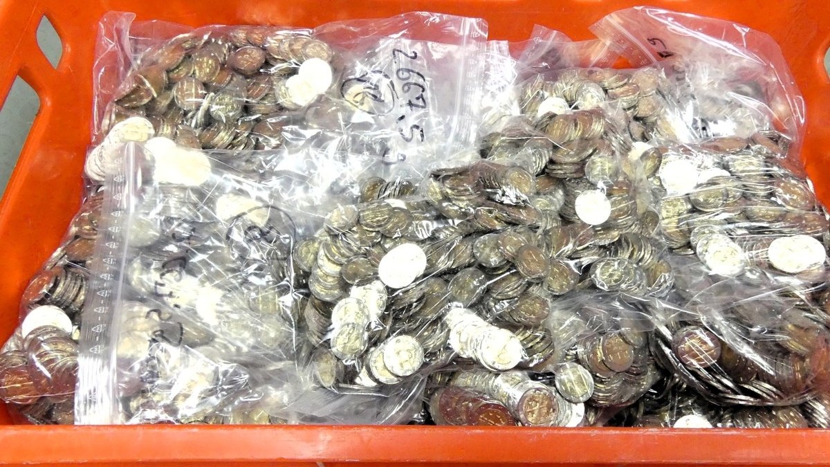 Die in Tüten verpackten beschlagnahmten 2-Euro-Münzen.
