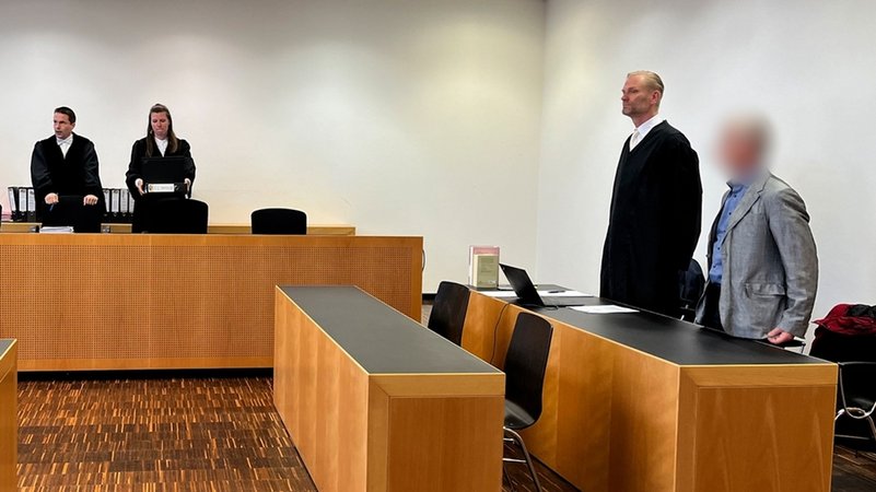 Der Angeklagte (Bild gepixelt) und sein Anwalt im Landgericht Augsburg (08.05.23) 