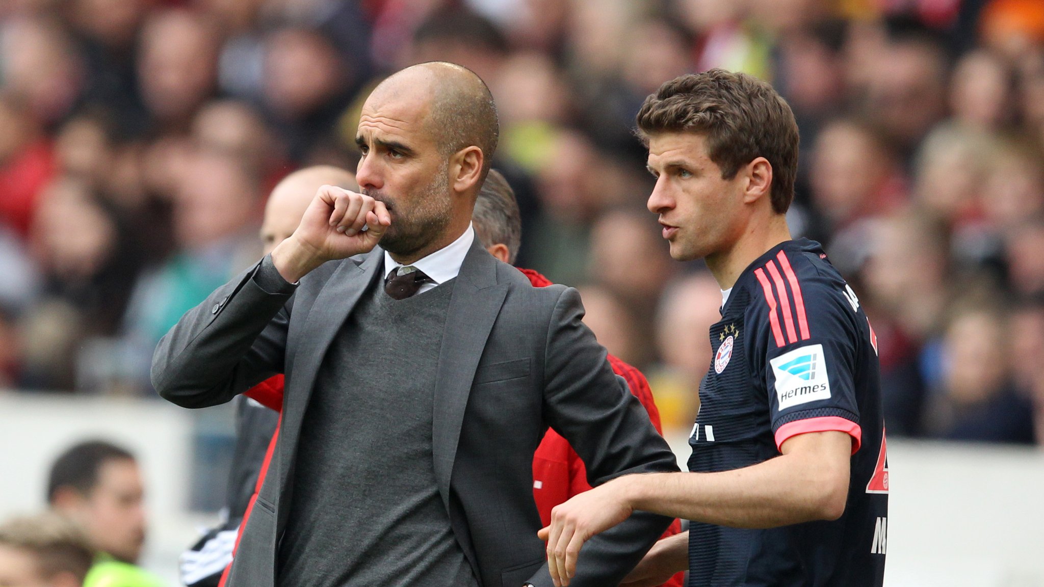 (Archiv): FC-Bayern-Trainer Pep Guardiola München bespricht sich mit Thomas Müller