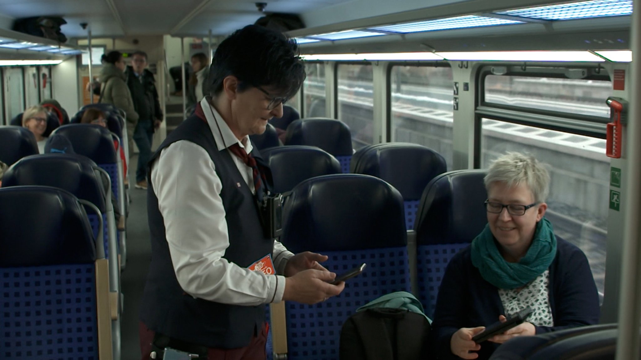 Fahrkartenkontrolle in einem Regionalzug.
