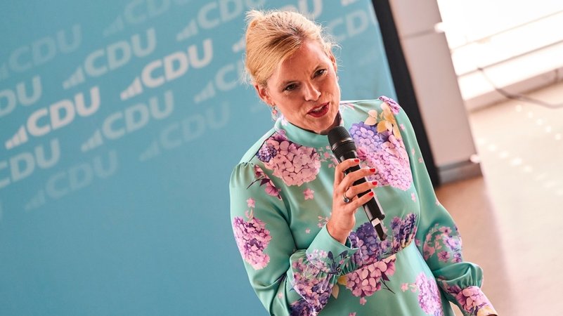 Archivbild vom 17.8.25: Julia Klöckner spricht beim Sommerfest der CDU Koblenz. | Bild: dpa-Bildfunk/Sascha Ditscher Archivbild vom 17.8.25: Julia Klöckner spricht beim Sommerfest der CDU Koblenz.