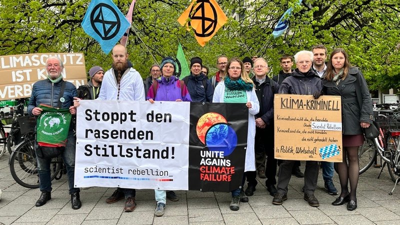 Die drei Klimaaktivisten sowie Unterstützer vor dem Amtsgericht München. 