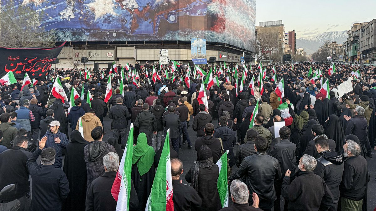 Menschen trauern in Teheran um Chamenei