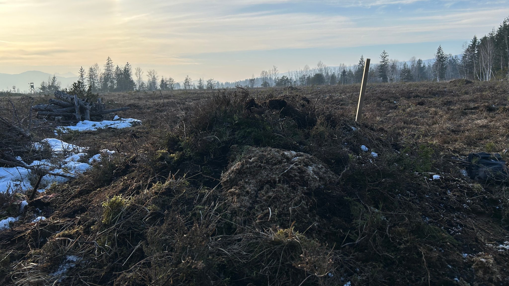 Ein fertiger Graben, den Hans Schlickenrieder mit seinem Bagger ausgehoben hat.