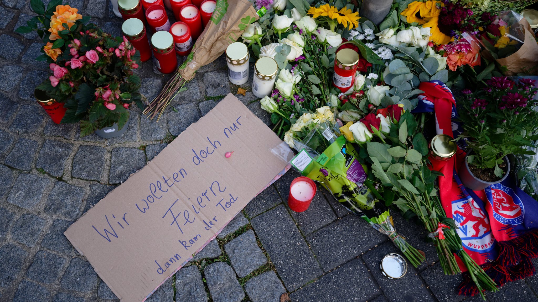 (Symbolbild) Bei einer Messerattacke in Solingen wurden drei Menschen getötet; acht weitere Personen wurden teils schwer verletzt. 