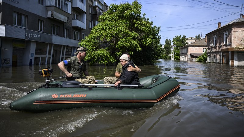 Menschen müssen mit Schlauchbooten aus den überfluteten Gebieten in der Ost-Ukraine gerettet werden