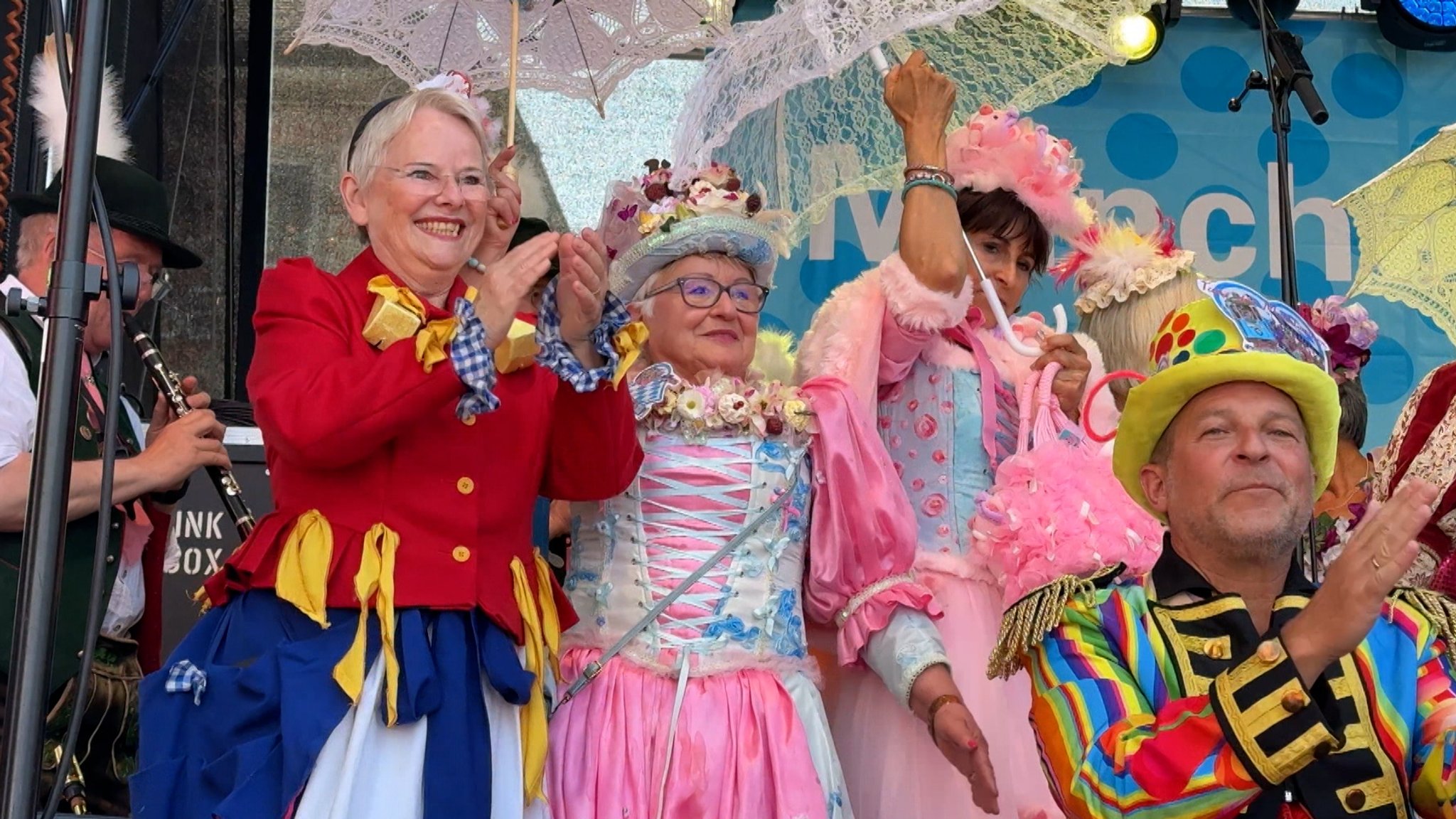 Die Marktweiber vom Viktualienmarkt auf der Bühne beim Stadtgründungsfest in München