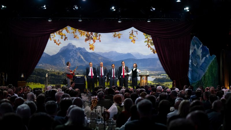 Beim Starkbieranstich am Nockherberg wurde auch heuer wieder sauber derbleckt. | Bild: dpa-Bildfunk/Sven Hoppe Beim Starkbieranstich am Nockherberg wurde auch heuer wieder sauber derbleckt.