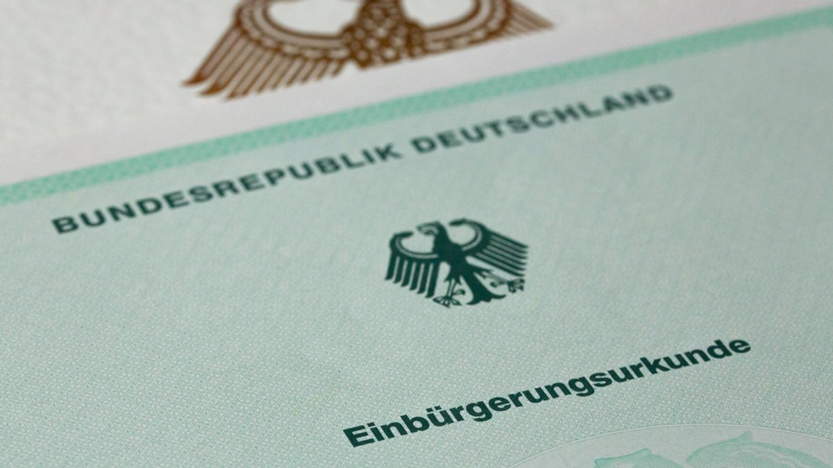 ARCHIV - 26.11.2021, Berlin: Eine Einbürgerungsurkunde der Bundesrepublik Deutschland liegt auf einem Tisch.