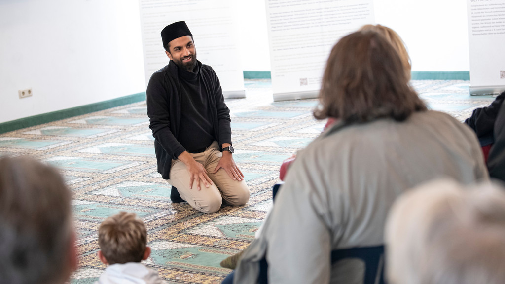 Said Arif, Imam der Khadija Moschee, spricht mit Besuchern in der Khadija Moschee in Berlin Pankow. Rund 1000 Moscheegemeinden bundesweit laden in diesem Jahr wieder interessierte Besucherinnen und Besucher beim Tag der offenen Moschee am 3.10.2022ein.
