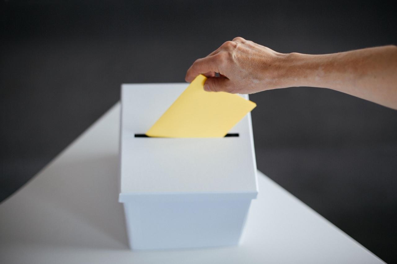 Symbolbild eines Wahlzettels mit Wahlurne. | Bild:BR/Julia Müller