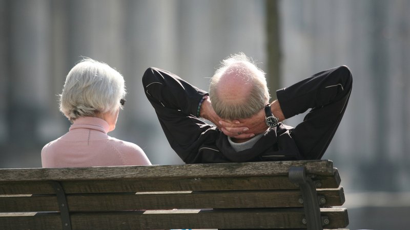 Ein Rentnerehepaar auf einer Parkbank. | Bild: dpa-Bildfunk/Stephan Scheuer Ein Rentnerehepaar auf einer Parkbank.
