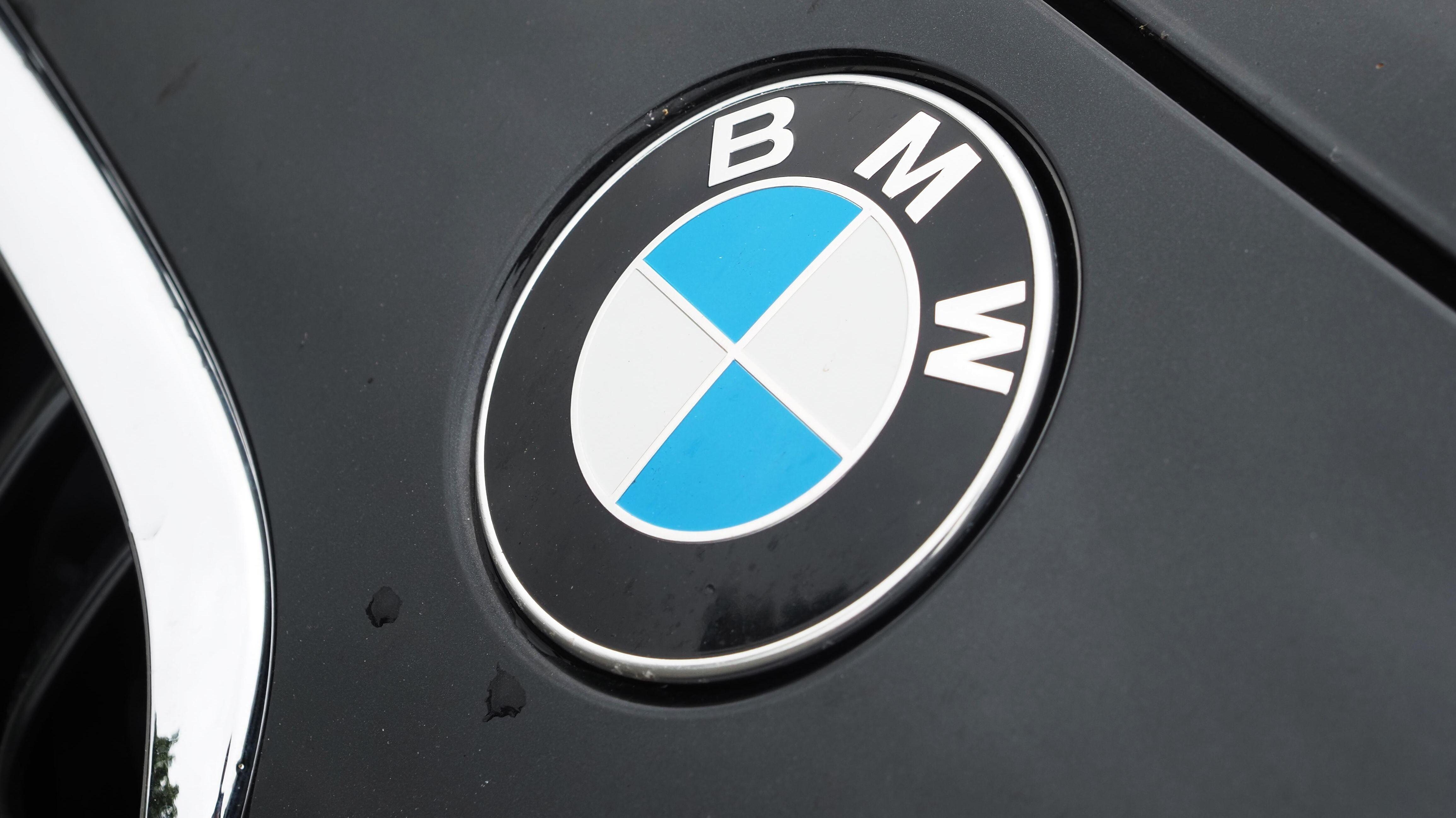 BMW-Logo auf einer Motorhaube