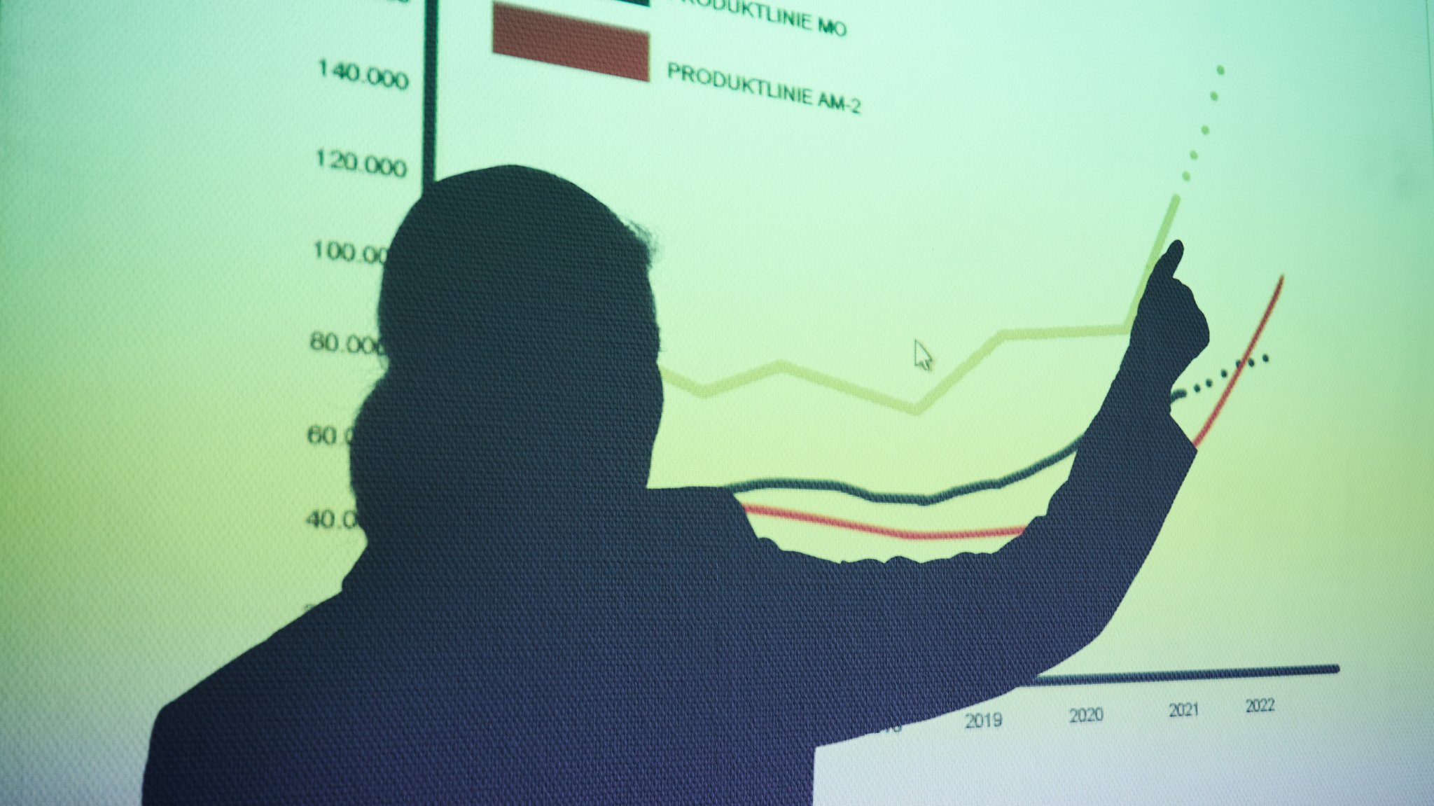 Eine Frau zeigt auf ein Diagramm (Symbolbild)