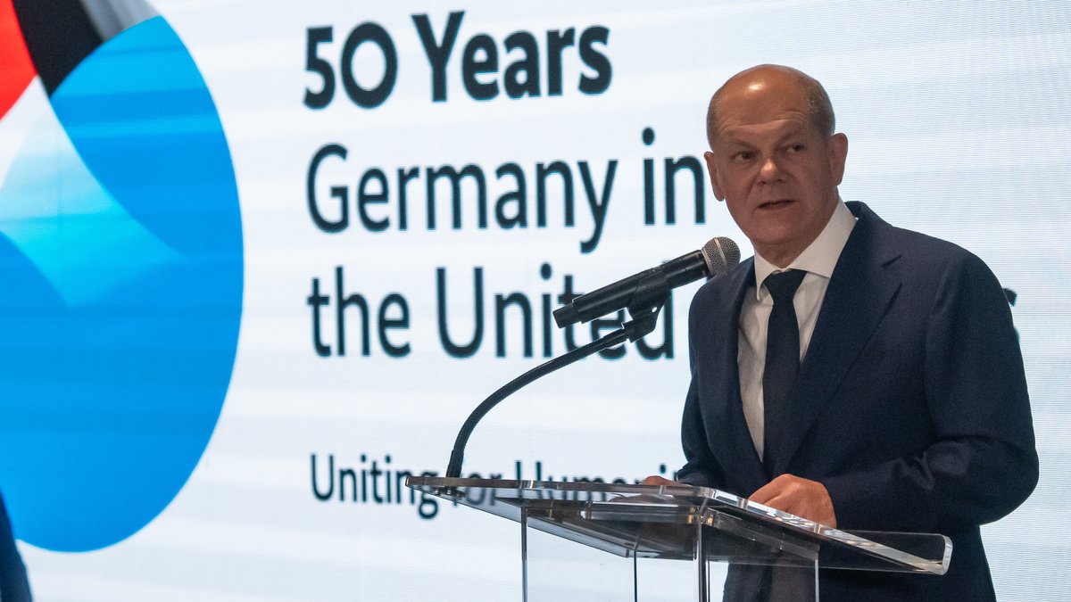 Bundeskanzler Olaf Scholz spricht beim Empfang zum 50. Jubiläum der Mitgliedschaft der Bundesrepublik Deutschland bei den Vereinten Nationen