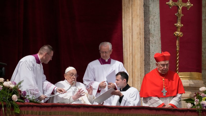 Papst Franziskus (2.v.l) erteilt den Segen Urbi et Orbi (lateinisch für «für die Stadt und die Welt») von der zentralen Loge des Petersdoms aus am Ende der Ostermesse, die von Kardinal Comastri auf dem Petersplatz im Vatikan geleitet wird. | Bild: dpa-Bildfunk/Gregorio Borgia Papst Franziskus (2.v.l) erteilt den Segen Urbi et Orbi (lateinisch für «für die Stadt und die Welt») von der zentralen Loge des Petersdoms aus am Ende der Ostermesse, die von Kardinal Comastri auf dem Petersplatz im Vatikan geleitet wird.
