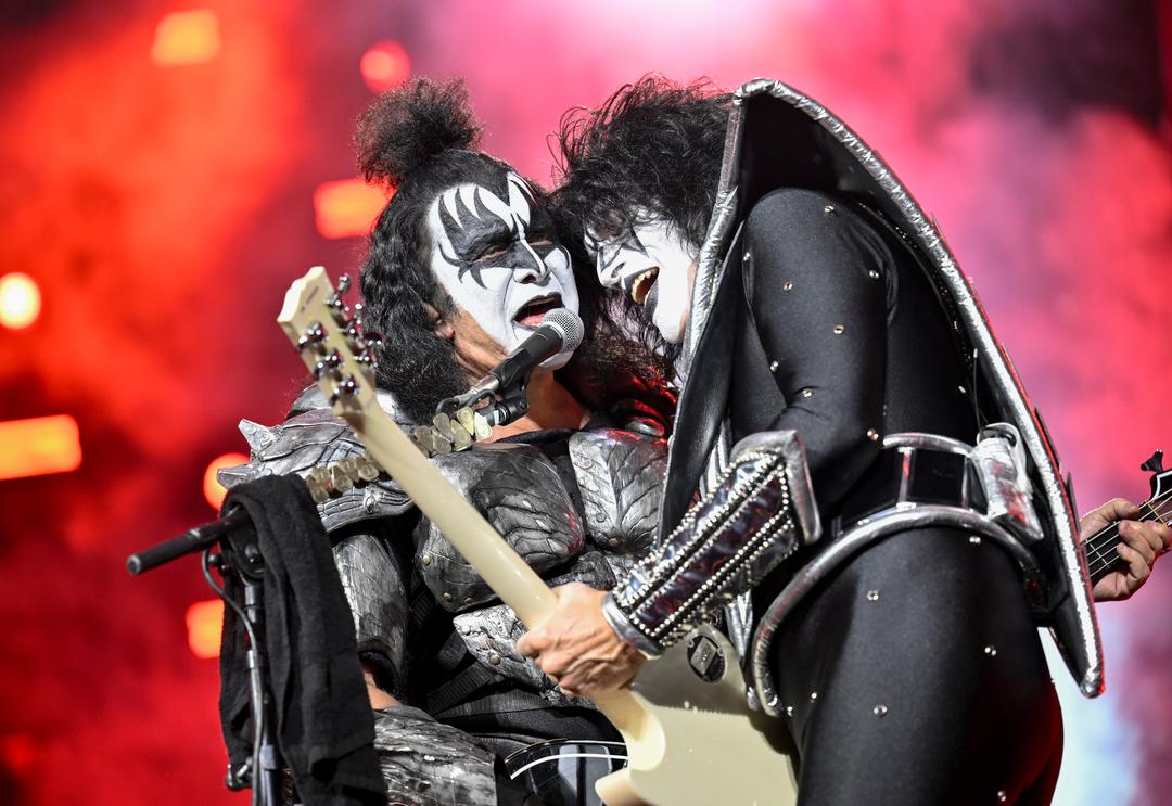 New York: Gene Simmons (l) und Tommy Thayer von Kiss treten am letzten Abend der "Kiss Farewell Tour" im Madison Square Garden auf.
