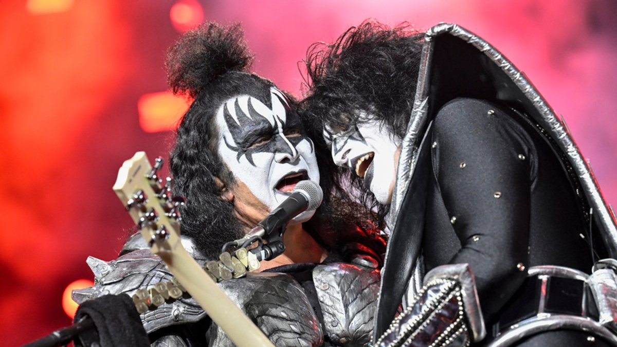 New York: Gene Simmons (l) und Tommy Thayer von Kiss treten am letzten Abend der "Kiss Farewell Tour" im Madison Square Garden auf.