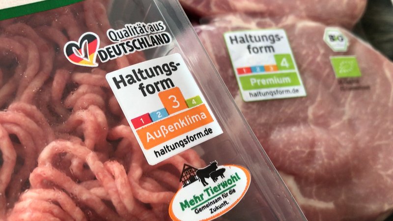 Große Supermärkte wollen bis 2030 ihr Fleisch-Angebot mit Haltungsstufe 3 oder 4 massiv ausbauen. 