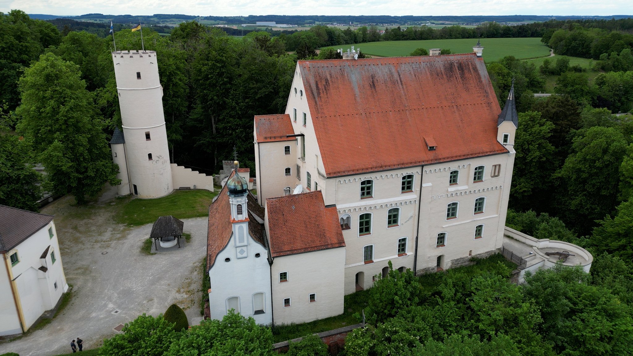 Die Mindelburg ragt auf einem Höhenzug über dem Mindeltal in den Himmel. | Bild: BR/Michael Frick Die Mindelburg ragt auf einem Höhenzug über dem Mindeltal in den Himmel.
