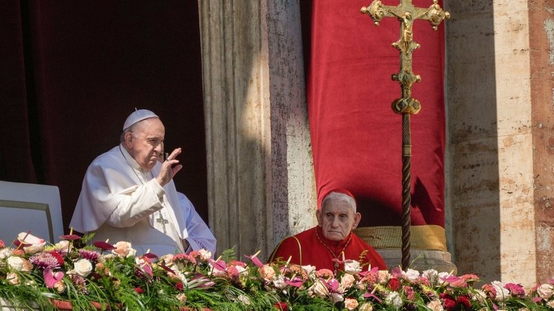 Papst feiert Ostermesse und spendet Segen "Urbi et orbi"