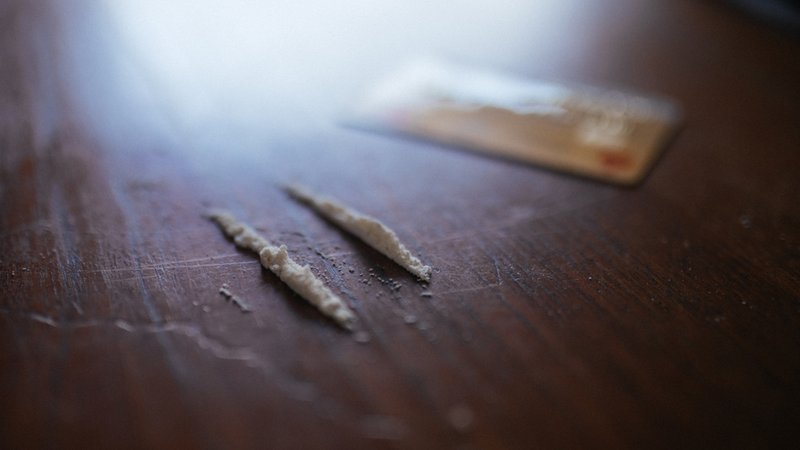 Auf einem Tisch liegt Koks. (Symbolbild) | Bild: BR/Julia Müller Auf einem Tisch liegt Koks. (Symbolbild)