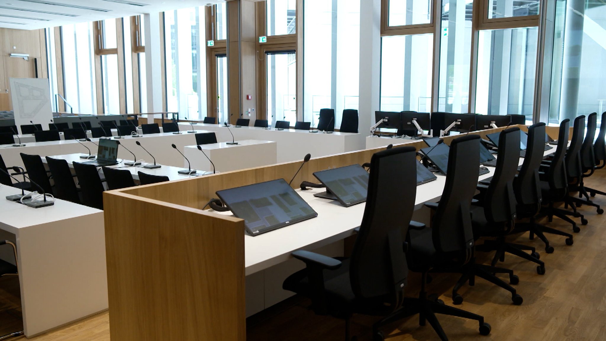 Das neue Strafjustizzentrum in München war über Jahre hinweg Bayerns größte staatliche Baustelle - sechs Jahre Verzögerung, Bau-Pannen und hunderte Millionen Euro Steuergeld. Herausgekommen ist ein Gebäude mit 40.000 Quadratmetern und 54 Gerichtssälen. | Bild: Bayerischer Rundfunk 2026 Das neue Strafjustizzentrum in München war über Jahre hinweg Bayerns größte staatliche Baustelle - sechs Jahre Verzögerung, Bau-Pannen und hunderte Millionen Euro Steuergeld. Herausgekommen ist ein Gebäude mit 40.000 Quadratmetern und 54 Gerichtssälen.