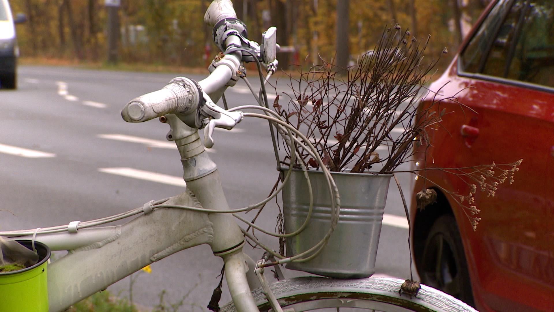 Ein weißes Fahrrad am Straßenrand symbolisiert ein Verkehrsopfer