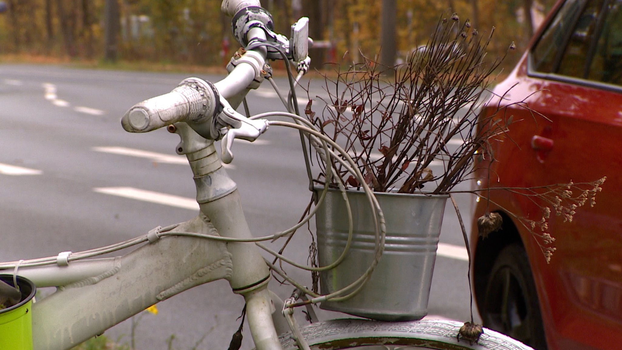 Ein weißes Fahrrad am Straßenrand symbolisiert ein Verkehrsopfer