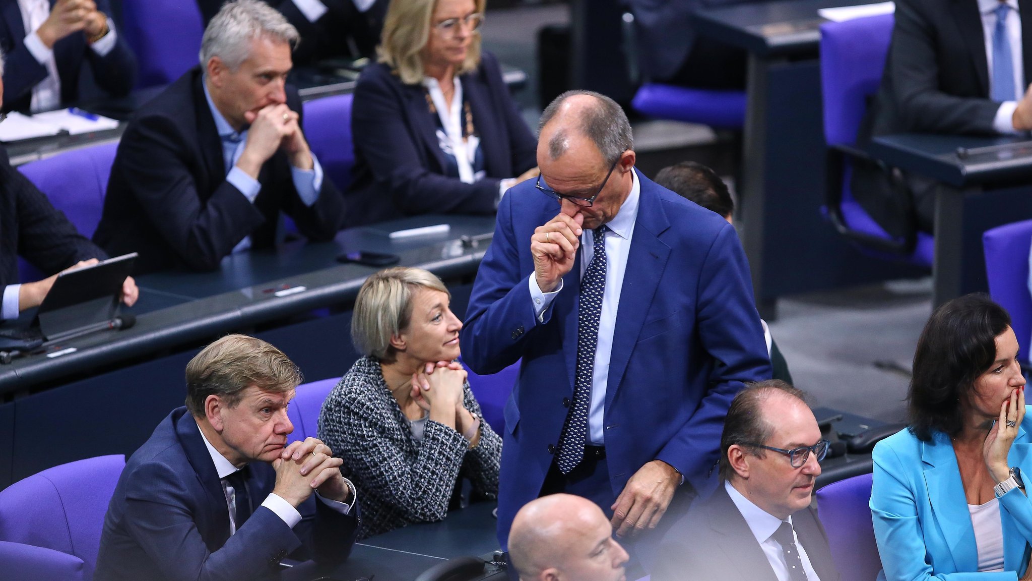 CDU-Chef Friedrich Merz geht gedankenvoll durch die Reihen der CDU/CSU-Bundestagsfraktion