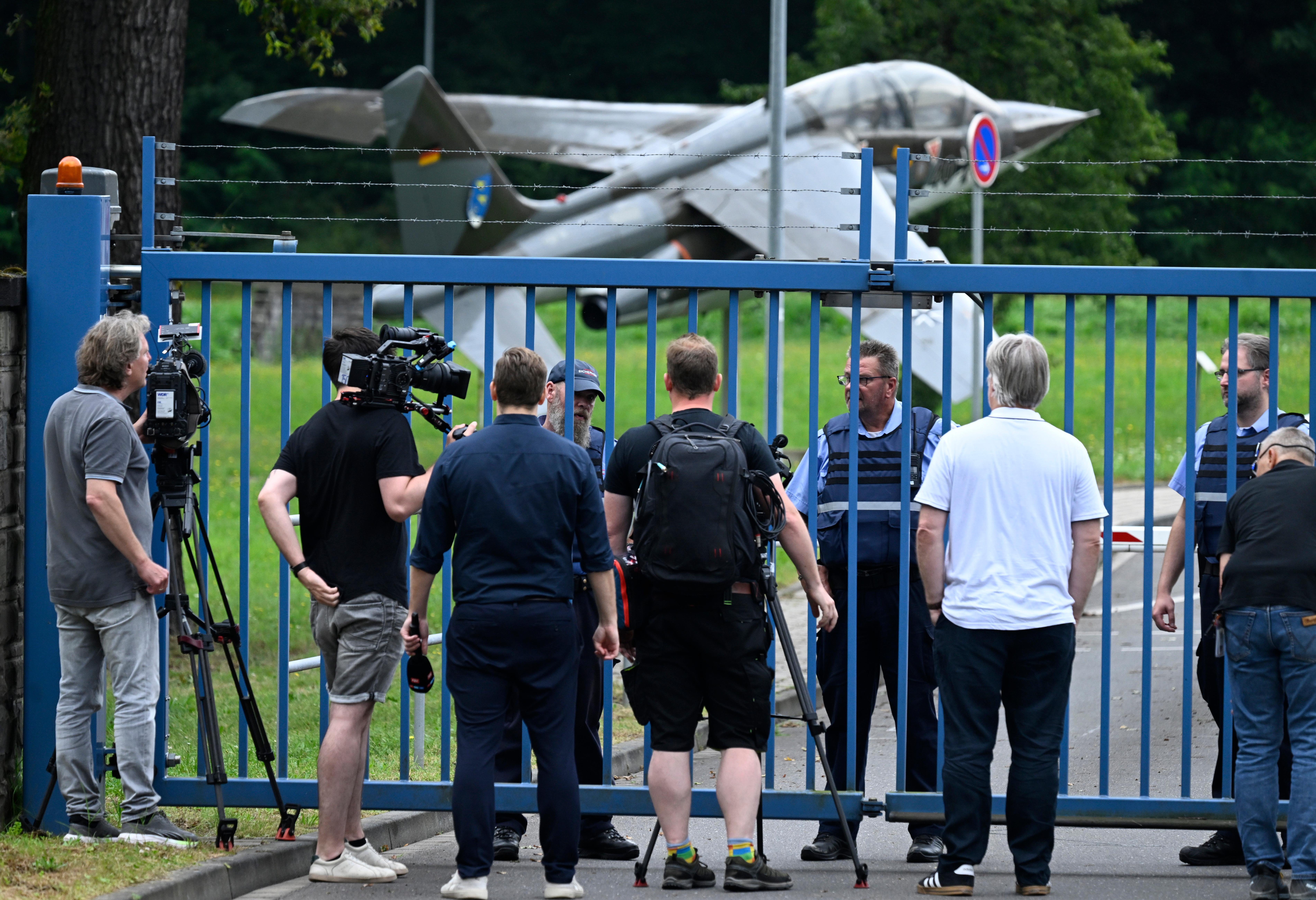 Reporter stehen am Eingang zur geschlossenen Luftwaffenkaserne in Köln-Wahn.