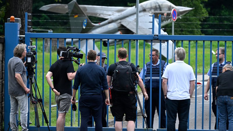 Reporter stehen am Eingang zur geschlossenen Luftwaffenkaserne in Köln-Wahn. | Bild: picture alliance/dpa | Roberto Pfeil Reporter stehen am Eingang zur geschlossenen Luftwaffenkaserne in Köln-Wahn.