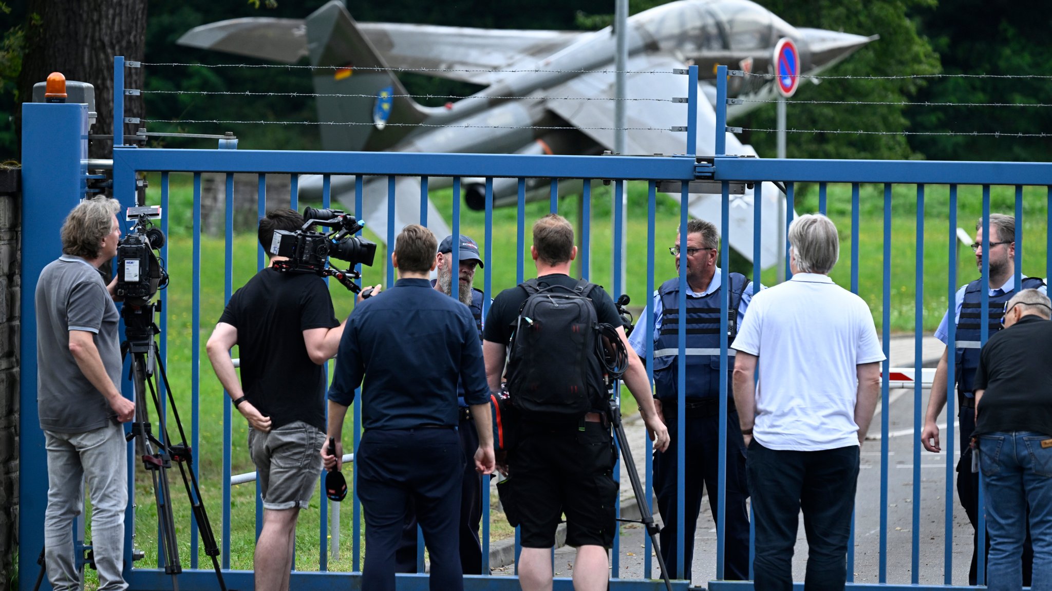 Reporter stehen am Eingang zur geschlossenen Luftwaffenkaserne in Köln-Wahn.