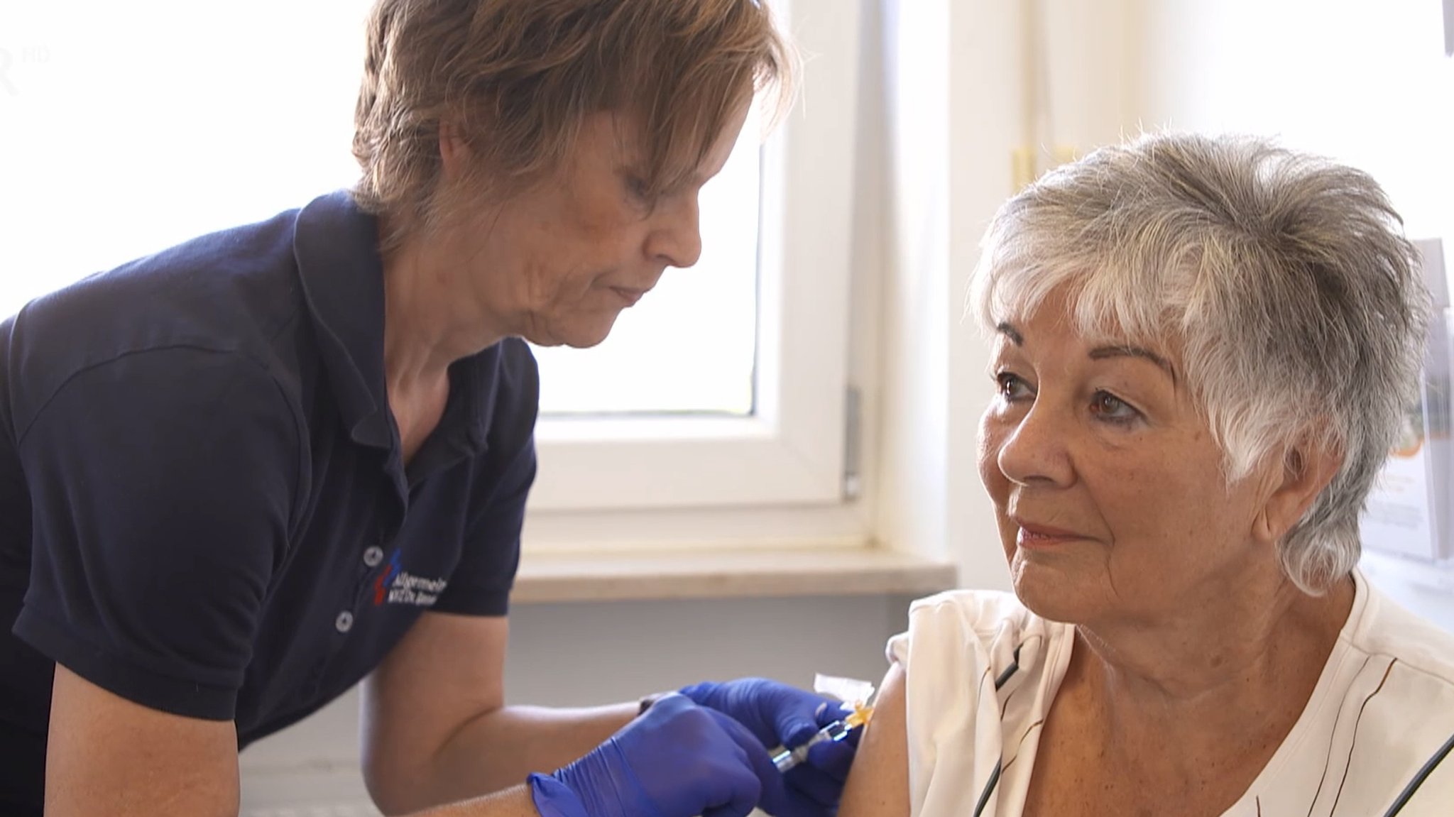 Ärztin impft Patientin.