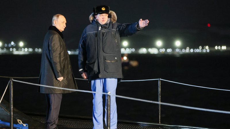 Bei der Besichtigung des Atom-U-Boots K-564 "Archangelsk" | Bild: Sergei Karpukin/Picture Alliance Bei der Besichtigung des Atom-U-Boots K-564 "Archangelsk"