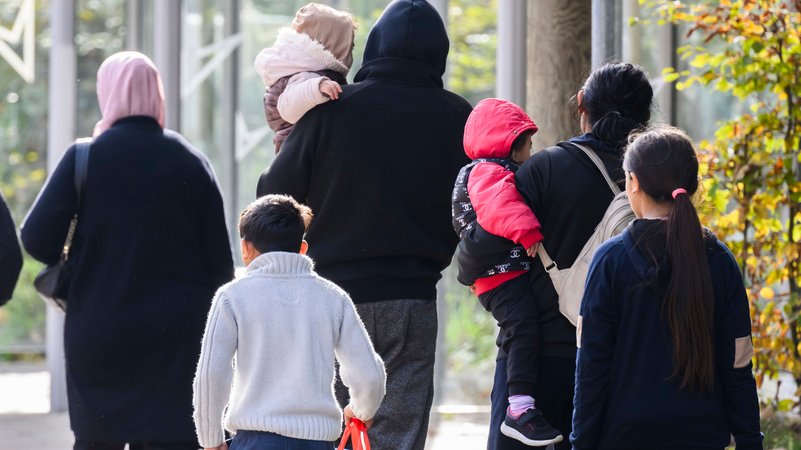 Eine Gruppe von Geflüchteten verlässt ihre Erstaufnahmeeinrichtung. | Bild: dpa-Bildfunk/Julian Stratenschulte Eine Gruppe von Geflüchteten verlässt ihre Erstaufnahmeeinrichtung.