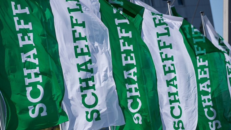 Archiv: Fahnen des Unternehmens Schaeffler | Bild: dpa-Bildfunk/Daniel Karmann Archiv: Fahnen des Unternehmens Schaeffler