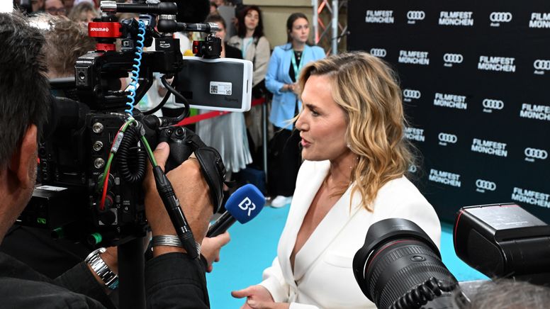 Kate Winslet auf dem türkisen Teppich des Münchner Filmfests | Bild:picture alliance/dpa | Felix Hörhager