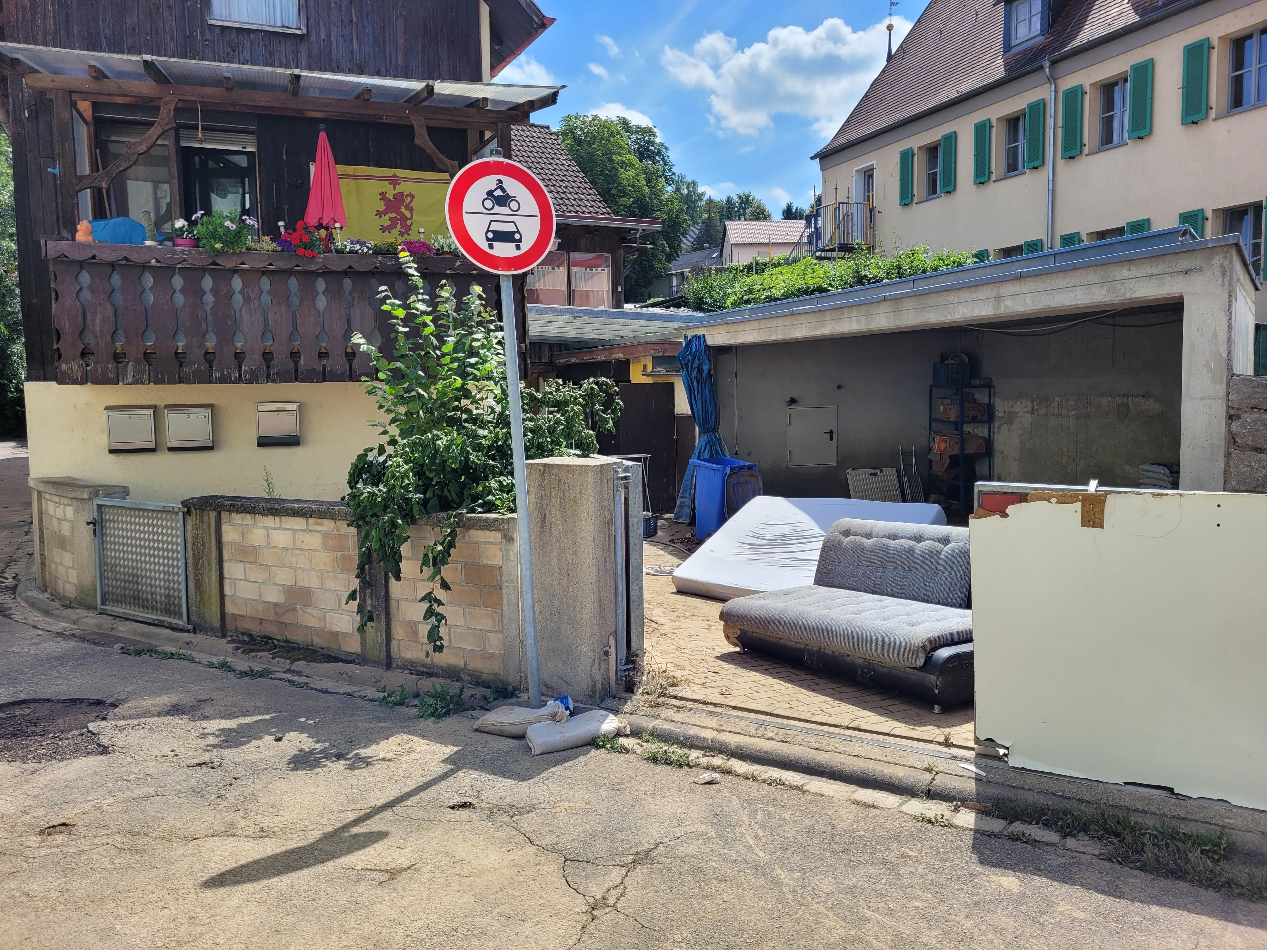 Ein Anwesen in der Ortsmitte von Reichenberg nach den ersten Aufräumarbeiten.