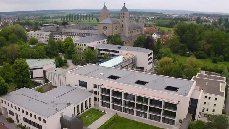 Das Egbert Gymnasium in Schwarzach: Die katholische Privatschule gehört zur Benediktinerabtei Münsterschwarzach.   | Bild:BR 