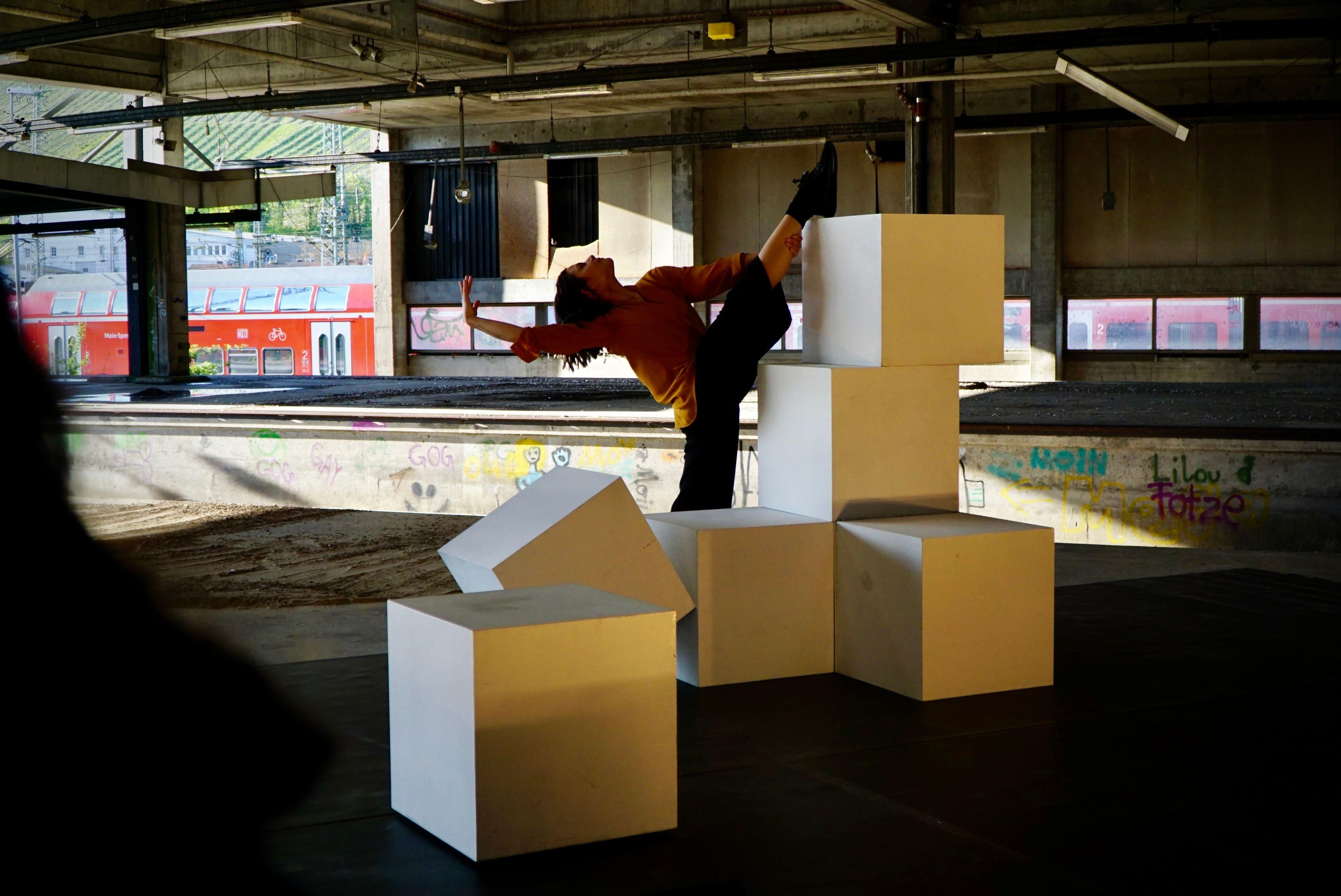 Tänzerin Yana Madriyani während ihrer Performance "Lost Places" in der alten Gleisanlage der Deutschen Bundespost in Würzburg.