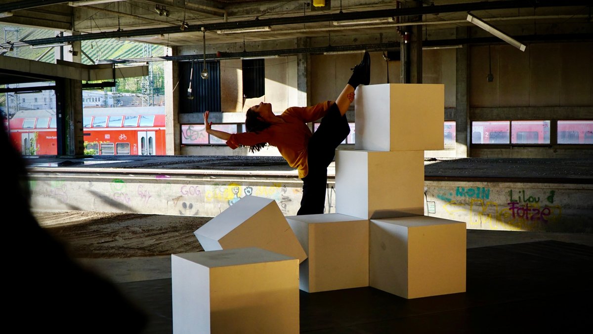 Tänzerin Yana Madriyani während ihrer Performance "Lost Places" in der alten Gleisanlage der Deutschen Bundespost in Würzburg.