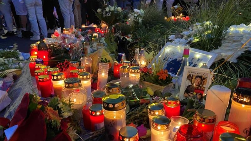 Gedenkfeier nach Messerangriff in Würzburg | Bild: BR / Alisa Wienand Gedenkfeier nach Messerangriff in Würzburg