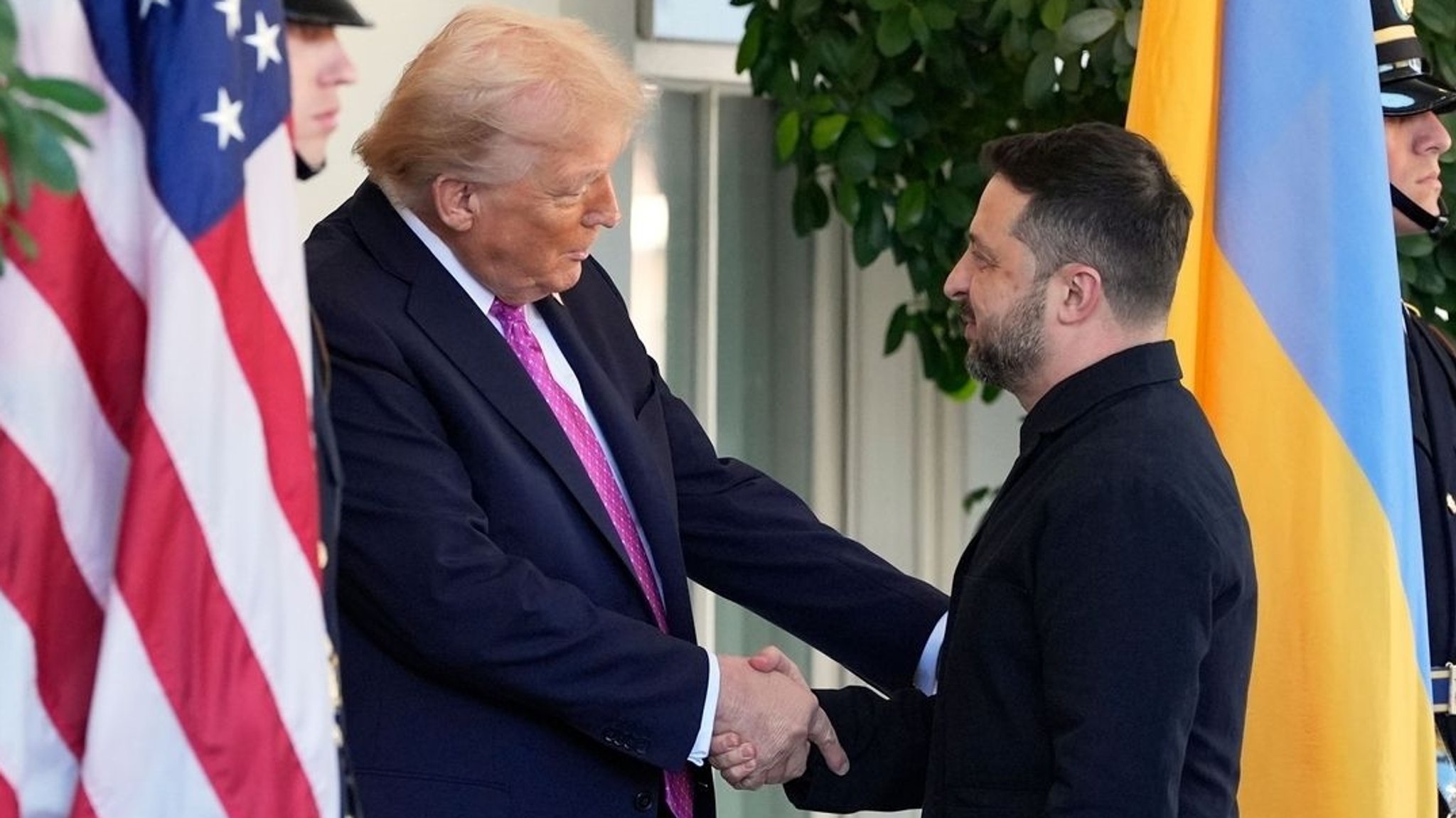 US-Präsident Donald Trump (l) begrüsst den ukrainischen Präsidenten Wolodymyr Selenskyj im Okrpber 2025 vor dem Weißen Haus. 