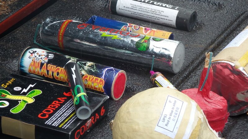 Eine Auswahl verbotener Böller, präsentiert Ende 2017 bei einer Vorführung vom Bayerischen Landeskriminalamt. | Bild: BR/Henning Pfeifer Eine Auswahl verbotener Böller, präsentiert Ende 2017 bei einer Vorführung vom Bayerischen Landeskriminalamt.